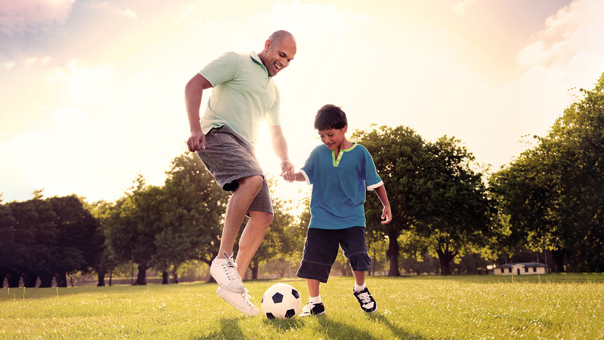 Parent et enfant en train de jouer