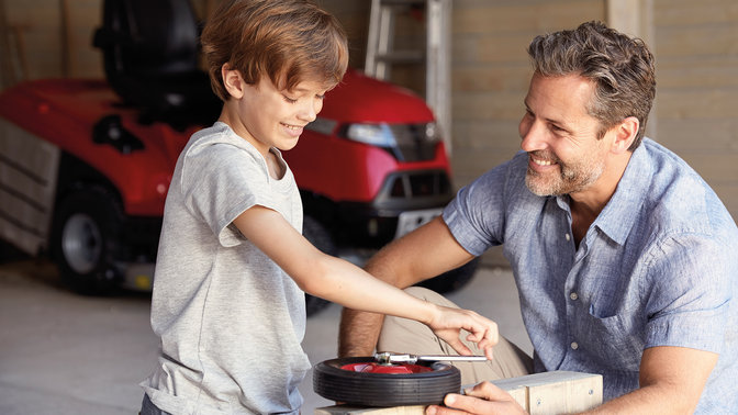 Père et fils dans un garage