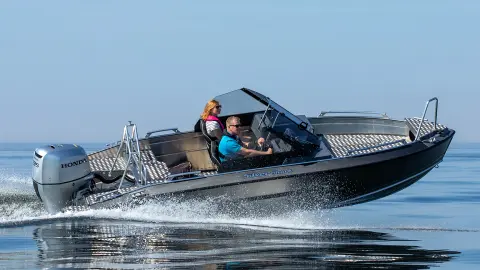 Couple sur un bateau équipé de moteurs Honda BF135. 