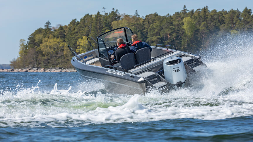 Couple sur un bateau avec un moteur Honda BF115. 