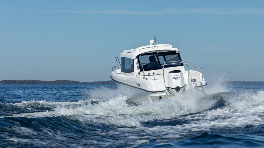 Couple sur un bateau avec un moteur Honda BF115. 