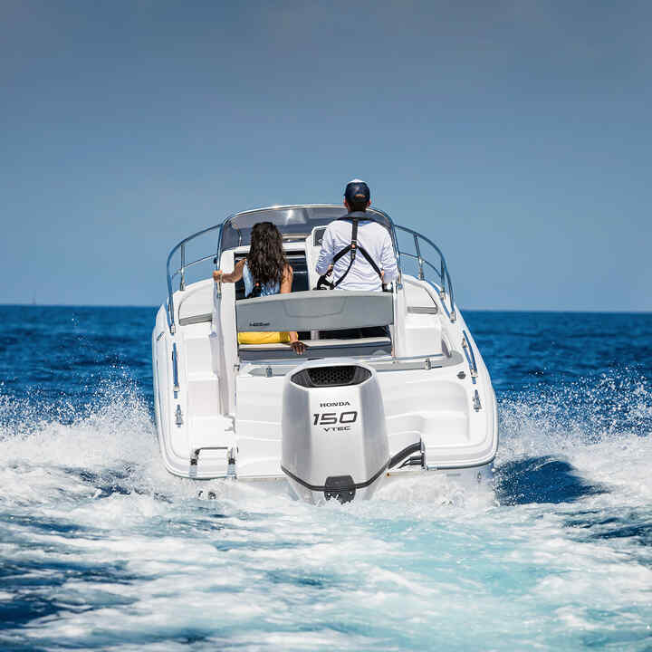 Couple en mer à bord d'un bateau équipé d'un moteur Honda BF150.