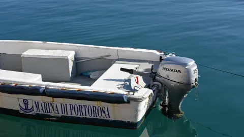 Moteur Honda BF15 sur un bateau dans l'eau. 