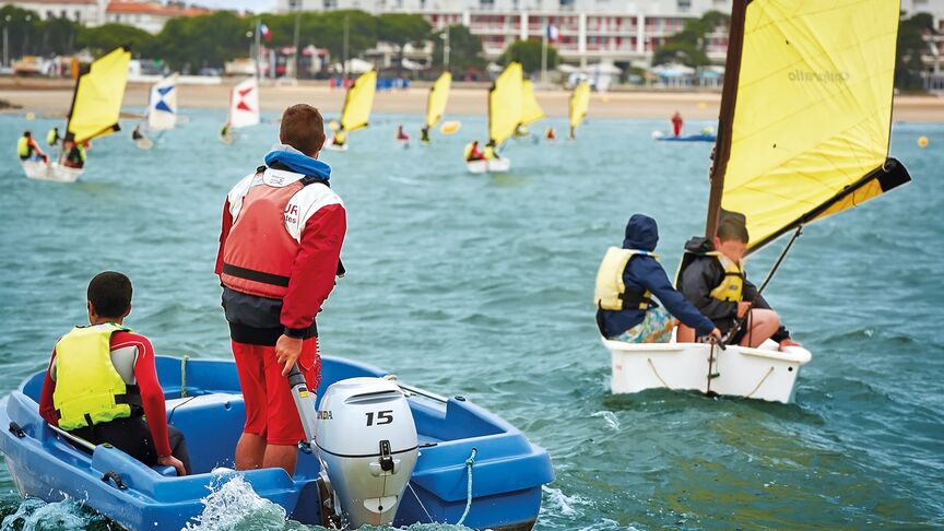 Homme sur un bateau équipé d’un moteur BF15 en zone côtière. 