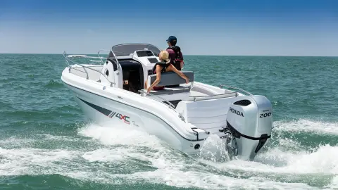 Couple sur un bateau avec moteur Honda BF200. 