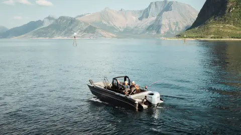 Deux hommes pêchant sur un bateau avec un moteur Honda BF200.