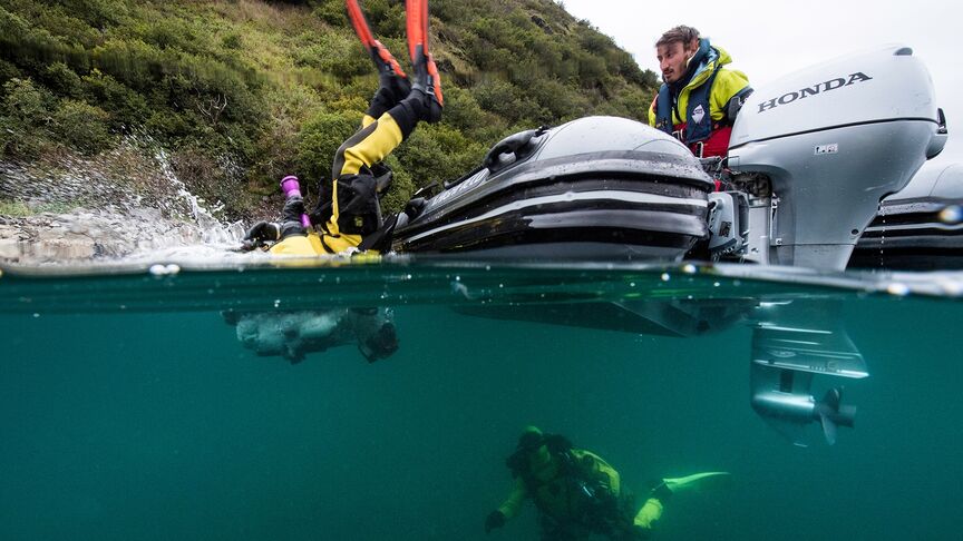 Homme sur un bateau Honwave avec un moteur Honda BF. 