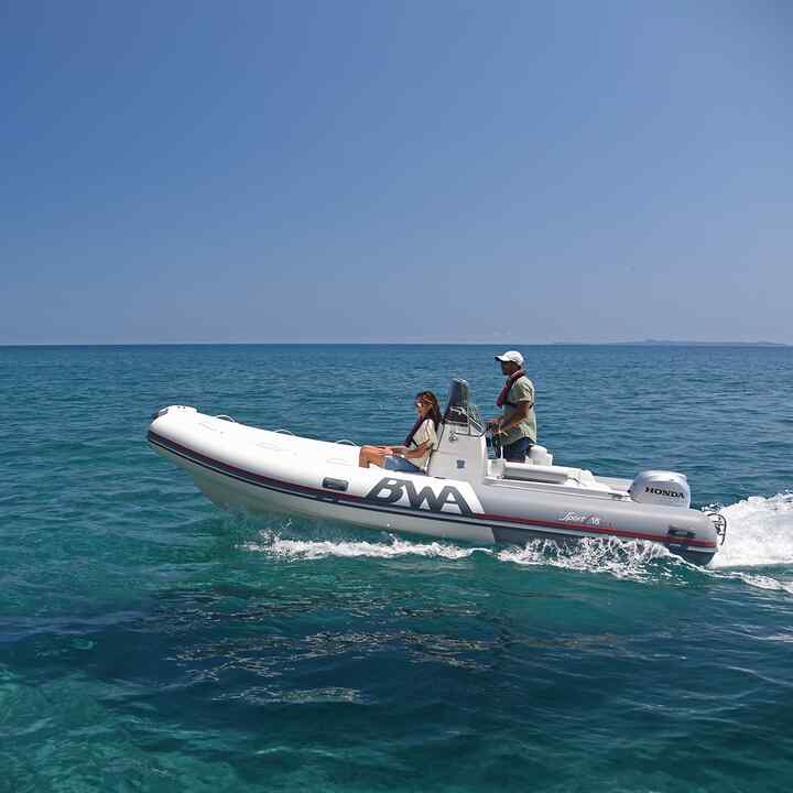 Couple vue de côté face à un Honwave équipé d’un moteur BF, en bord de mer 