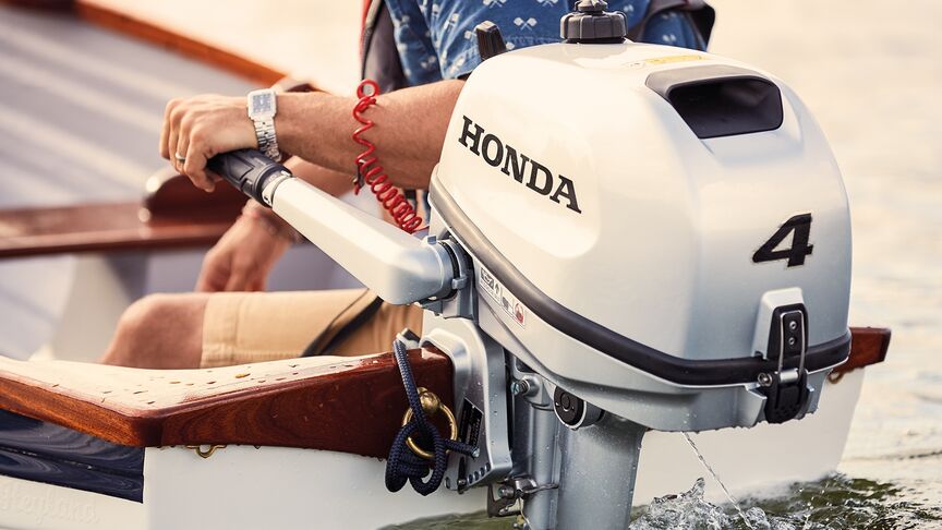 Couple sur bateau avec un moteur Honda BF6. 