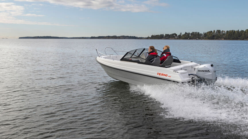 Homme sur un bateau équipé d’un moteur B40 en zone côtière. 