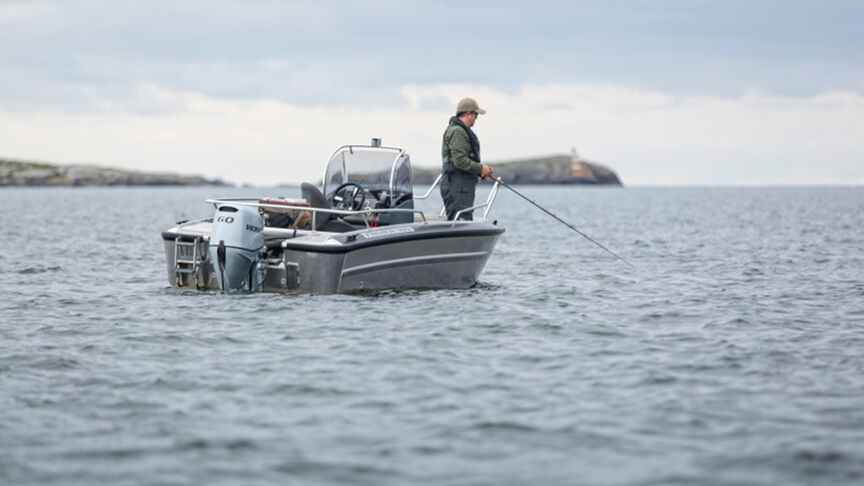 Une gamme de moteurs Honda BF60 à l'arrière des bateaux dans l'eau. 