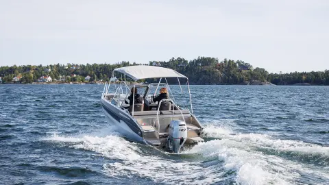 Mannequins conduisant un bateau équipé du moteur BF80-100 en mer.