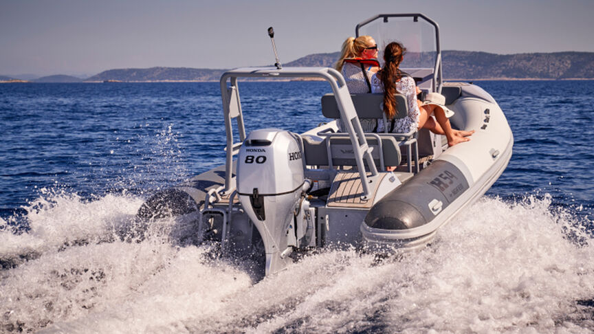 Mannequin pilotant un bateau en mer, équipé du moteur BF80-100.