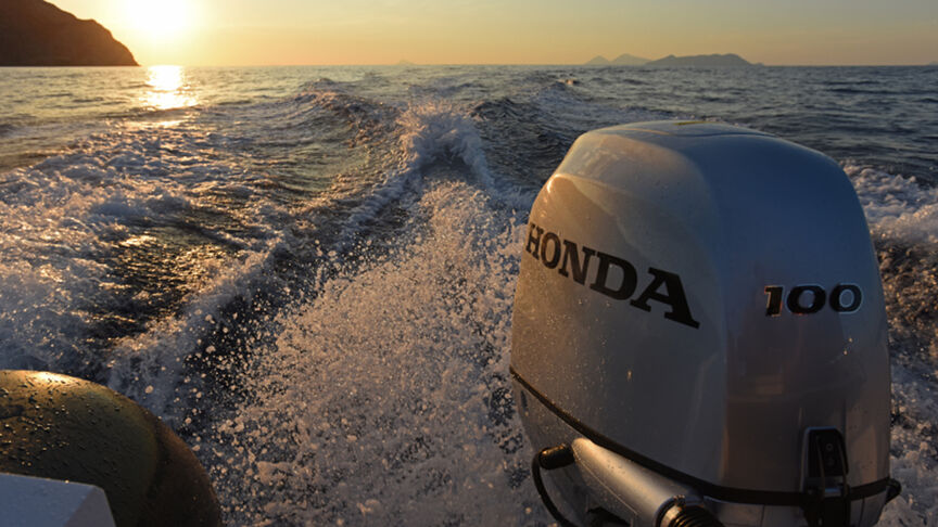 Mannequin pilotant un bateau en mer, équipé du moteur BF80-100.