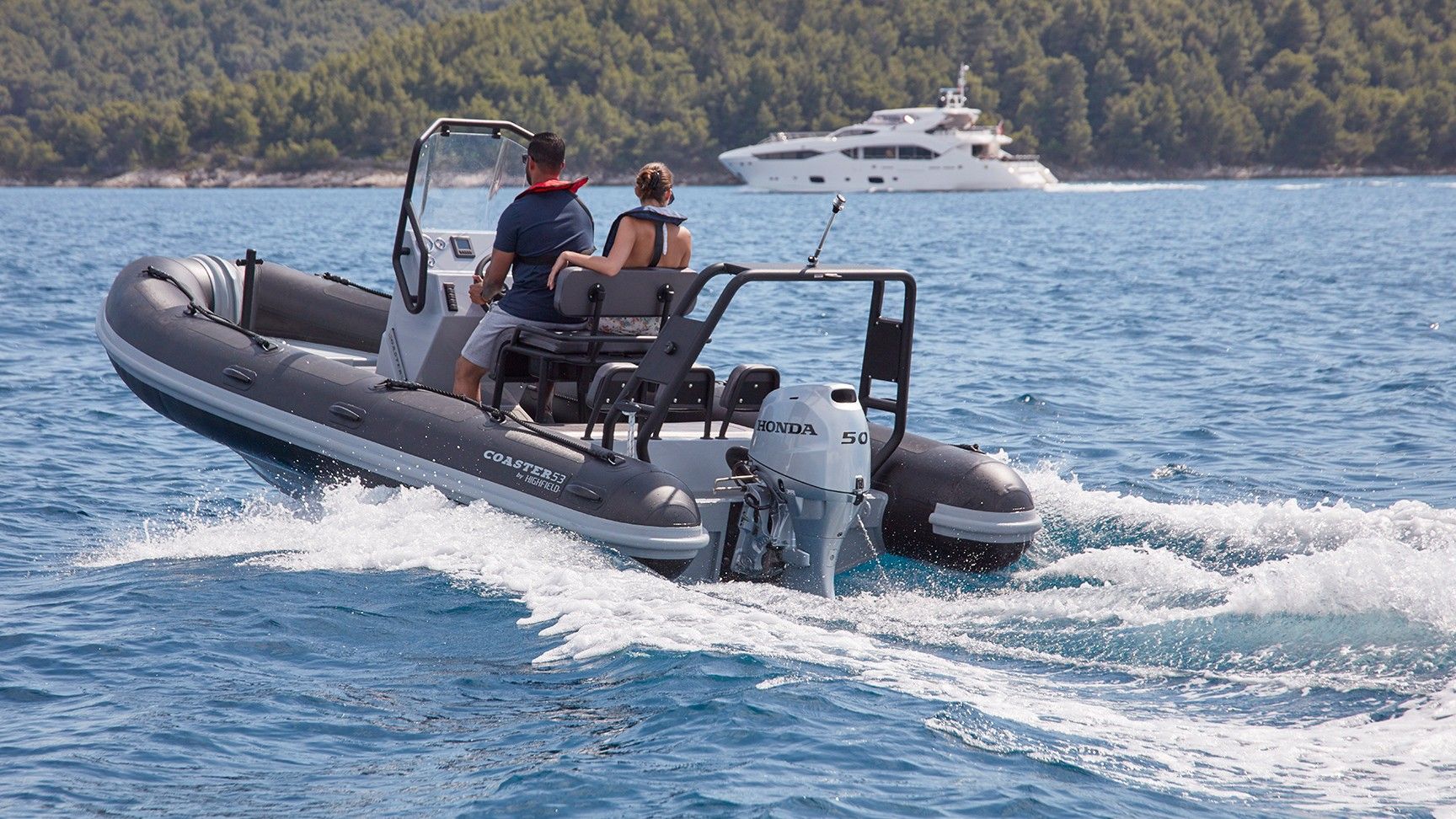 Femme et homme sur un bateau en mer