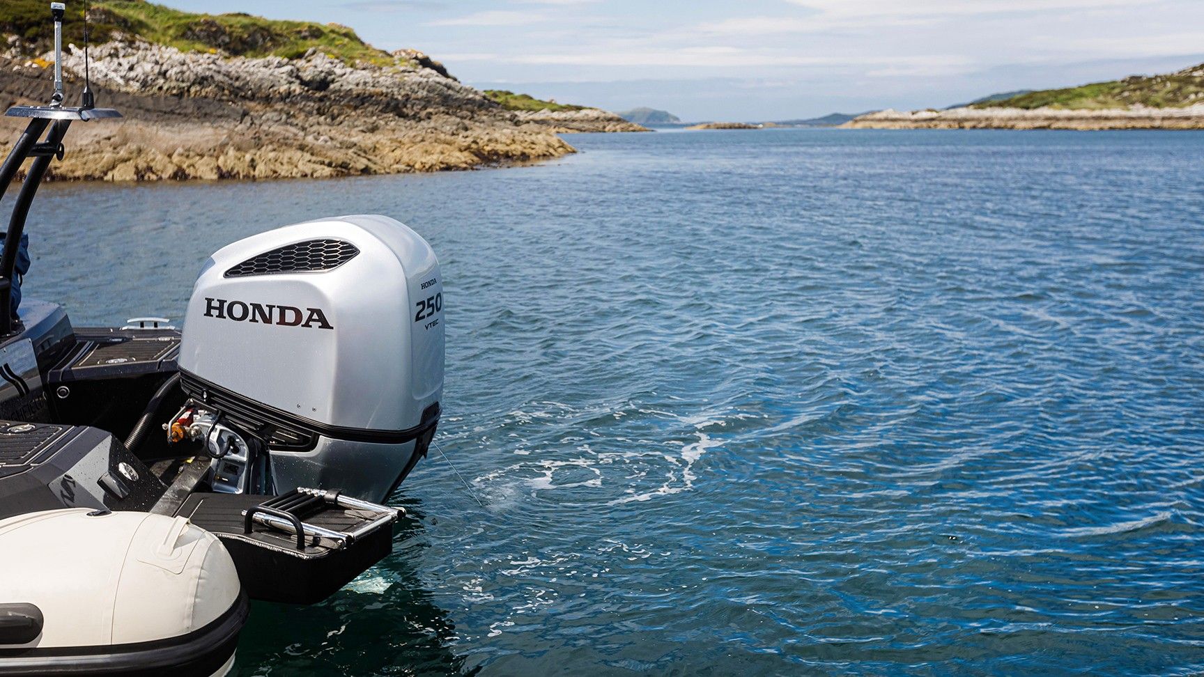 Arrière du bateau Honda en mer.