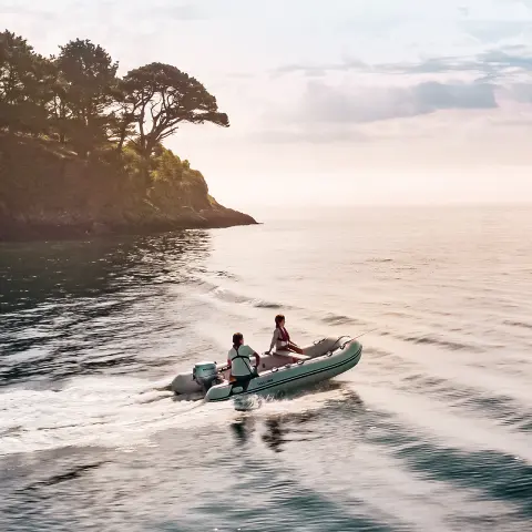 Bateau dans l'eau avec coucher de soleil en arrière-plan