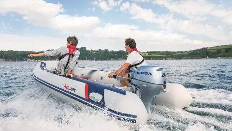 Gros plan de deux personnes sur un bateau en eau libre