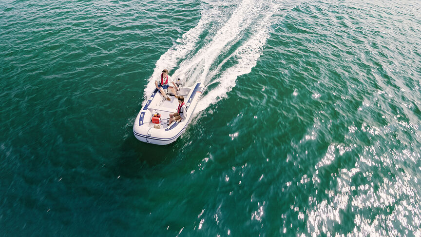 Vue aérienne d'un bateau dans l'eau