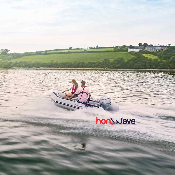 Couple sur un bateau en eau libre