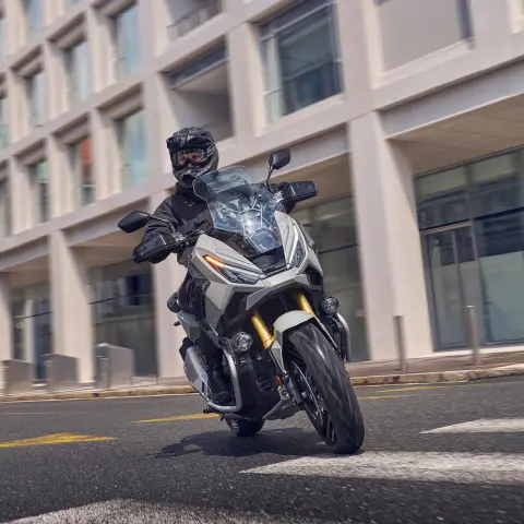 Pilote sur un Honda X-ADV en ville.