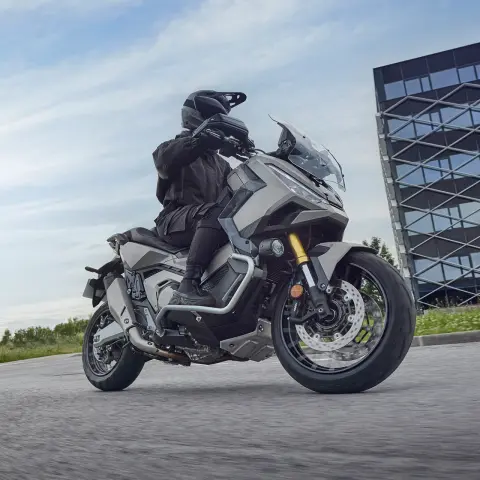 X-ADV vue de côté sur un rond-point en ville