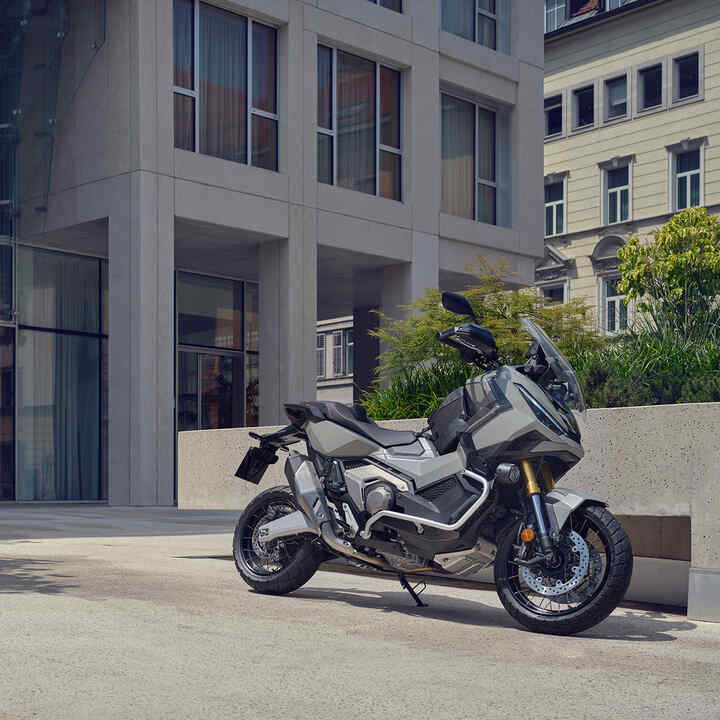 Moto X-ADV garée dans une allée en ville.