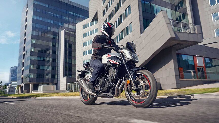 Pilote sur une moto dans un environnement urbain.