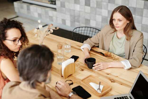 Groupe de salariés autour d'une table